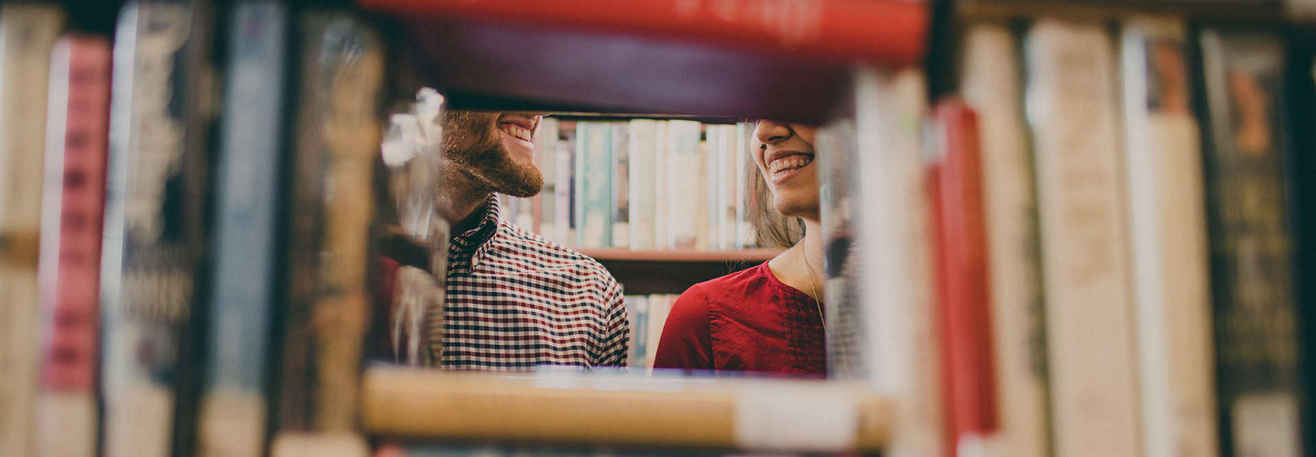 Bannière de les avantages d’utiliser l’Outil de suivi - Deux jeunes personnes souriantes se tiennent l’une à côté de l’autre dans une bibliothèque.